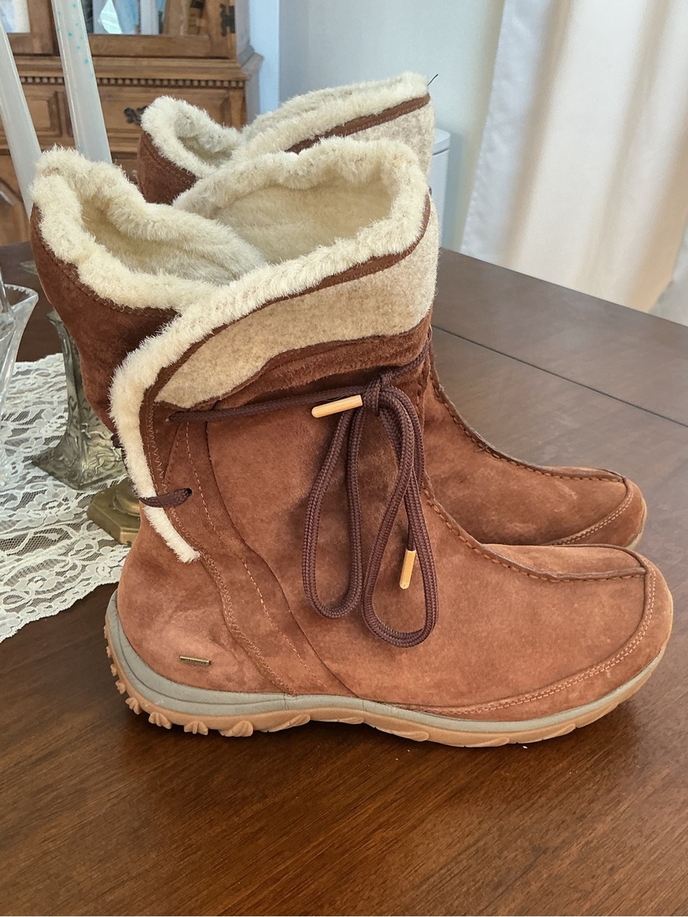 Patagonia Brown Suede Winter Boots with Cream Faux-Fur Trim size 11.5